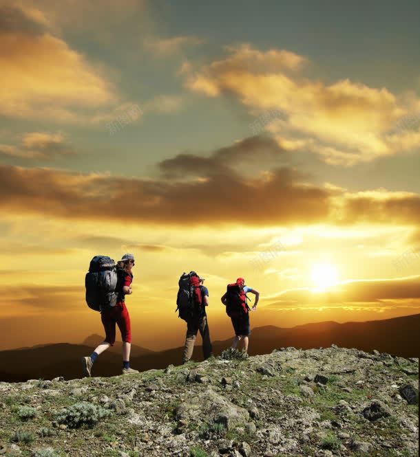 黄昏的登山者海报背景jpg设计背景_88icon https://88icon.com 海报 登山客 登山者 背包的登山者 背景 黄昏