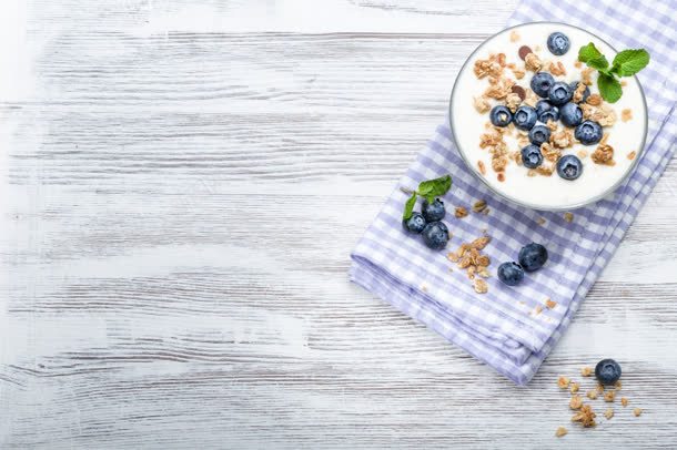 桌子上的蓝莓海报背景jpg设计背景_88icon https://88icon.com 桌子 海报 背景