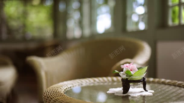 桌子上的摆件小花jpg设计背景_88icon https://88icon.com 摆件 桌子 素材