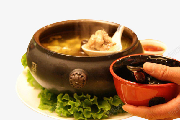 手里端着一碗从砂锅里舀出来的鲜png免抠素材_88icon https://88icon.com 手端着碗 手里端着一碗从砂锅里舀出来的鲜嫩美味的汽锅鸡免费下载 汽锅鸡 浮油 白色勺子 砂锅 色香味俱全 食物 鲜嫩美味 鸡汤