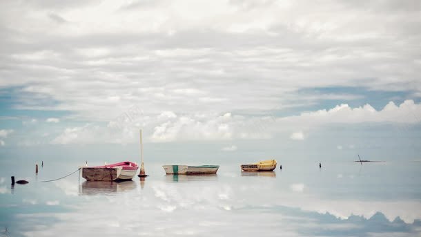蓝天白云下的海上船只jpg设计背景_88icon https://88icon.com 海上 白云 船只 蓝天