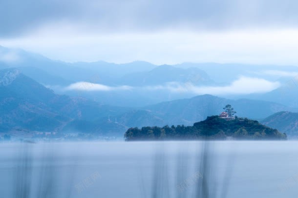 蓝色纯净天空白云jpg设计背景_88icon https://88icon.com 天空 白云 纯净 蓝色