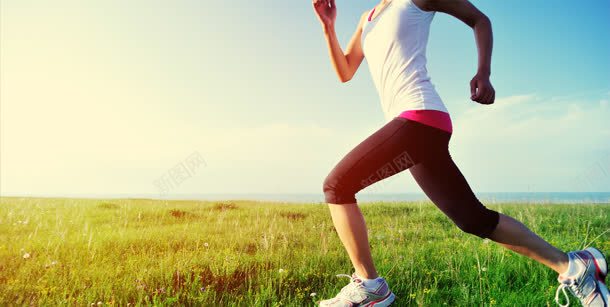 奔跑在绿草地里的人jpg设计背景_88icon https://88icon.com 奔跑 草地