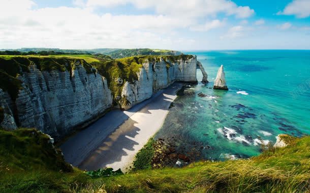 蓝天白云下的绿草地石山jpg设计背景_88icon https://88icon.com 白云 石山 草地 蓝天