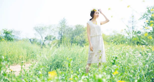 在美丽草丛中的气质美女唯美jpg设计背景_88icon https://88icon.com 气质 素材 美丽 美女 草丛