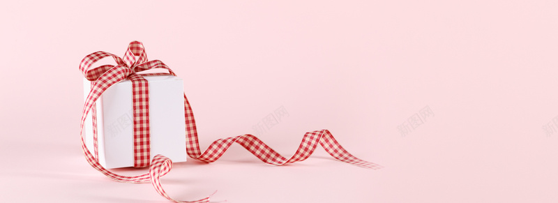 礼物清新粉色海报banner背景jpg设计背景_88icon https://88icon.com banner 促销 天猫 折扣背景 文艺 格子 浪漫 海报 淘宝 清新 盒子 礼物 简约 粉色 绸带