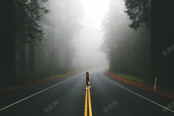 雾蒙蒙公路上的行人jpg设计背景_88icon https://88icon.com 公路 行人 路上行人 雾蒙蒙