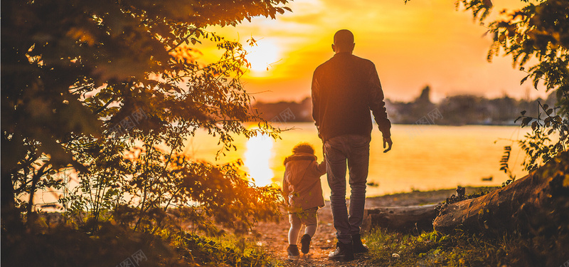 夕阳下的父子背影jpg_88icon https://88icon.com 夕阳 摄影 摄影背景 树林 海报banner 温馨背景 父亲背影 父子 风景