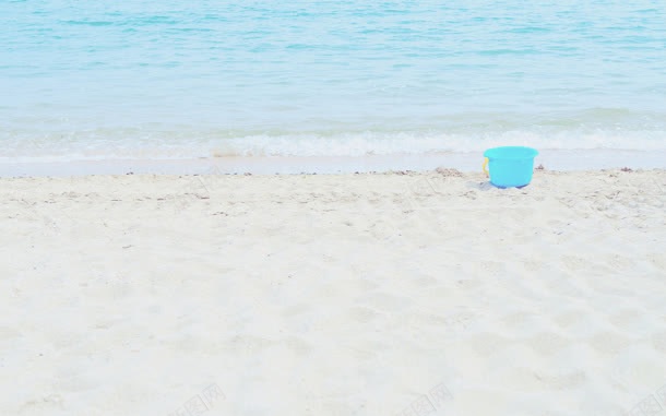 洁白海滩上的桶海报背景jpg设计背景_88icon https://88icon.com 洁白 海报 海滩 背景