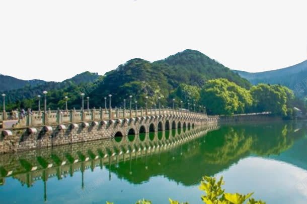 庐山石桥png免抠素材_88icon https://88icon.com 庐山 景区 清澈的湖水 长桥 高山