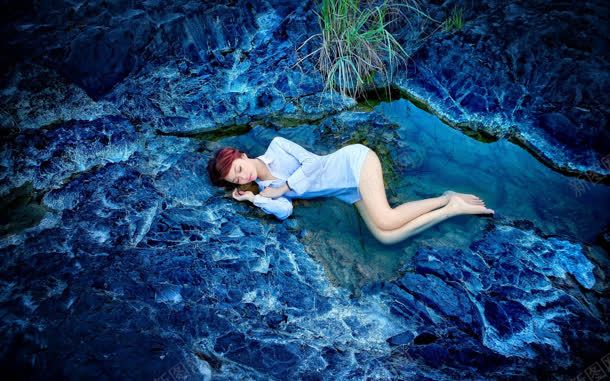 蓝色岩石上的女人海报背景jpg设计背景_88icon https://88icon.com 女人 岩石 海报 背景 蓝色