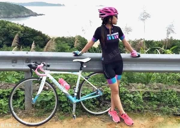 穿骑行服的美女靠在栏杆上png免抠素材_88icon https://88icon.com 产品实物 栏杆 美女 骑行服