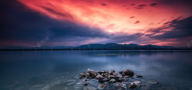 海边黄昏背景图jpg设计背景_88icon https://88icon.com 黄昏 火烧云 海面 石头 远山 风景 海报banner 摄影