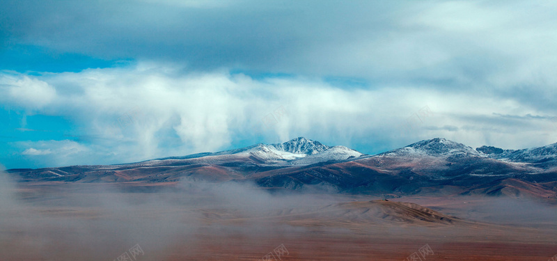 蓝天白云下的山峰jpg设计背景_88icon https://88icon.com 山峰 白云 蓝天 尘土 海报banner 摄影 风景