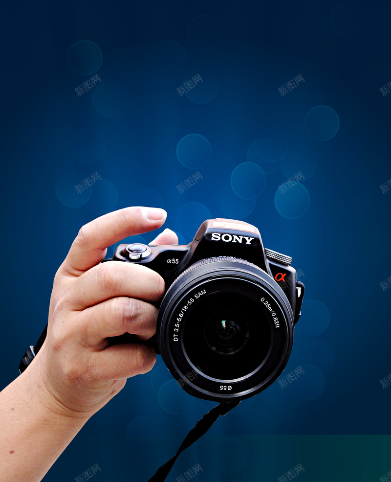 时尚创意拿着照相机的手商务背景素材psd设计背景_88icon https://88icon.com 创意背景 时尚背景 照相机 创意 时尚 摄像机 单反 手 蓝色背景 商务 商业 商务背景