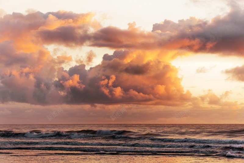海浪上的蓬松日落云jpg设计背景_88icon https://88icon.com 海浪 日落云 夕阳 大海 水 风景