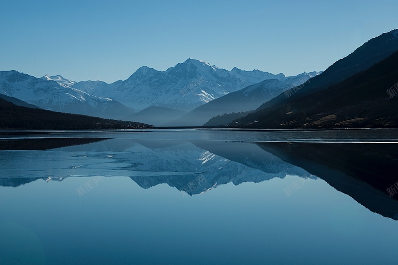蓝色暗调的湖面风景jpg设计背景_88icon https://88icon.com 蓝色 暗调 湖面 风景 自然