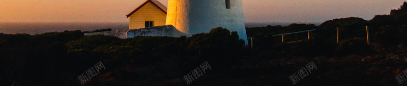 蓝色星空下的灯塔背景素材jpg设计背景_88icon https://88icon.com 蓝天 星空 星星 繁星 灯光 光线 房子 房屋 灯塔 信号塔 背景 海报