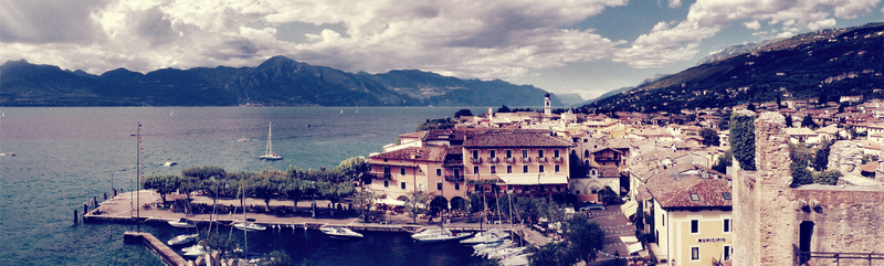 渔港背景jpg设计背景_88icon https://88icon.com 横幅背景 楼房 群山 海报banner 摄影 全屏banner背景 风景