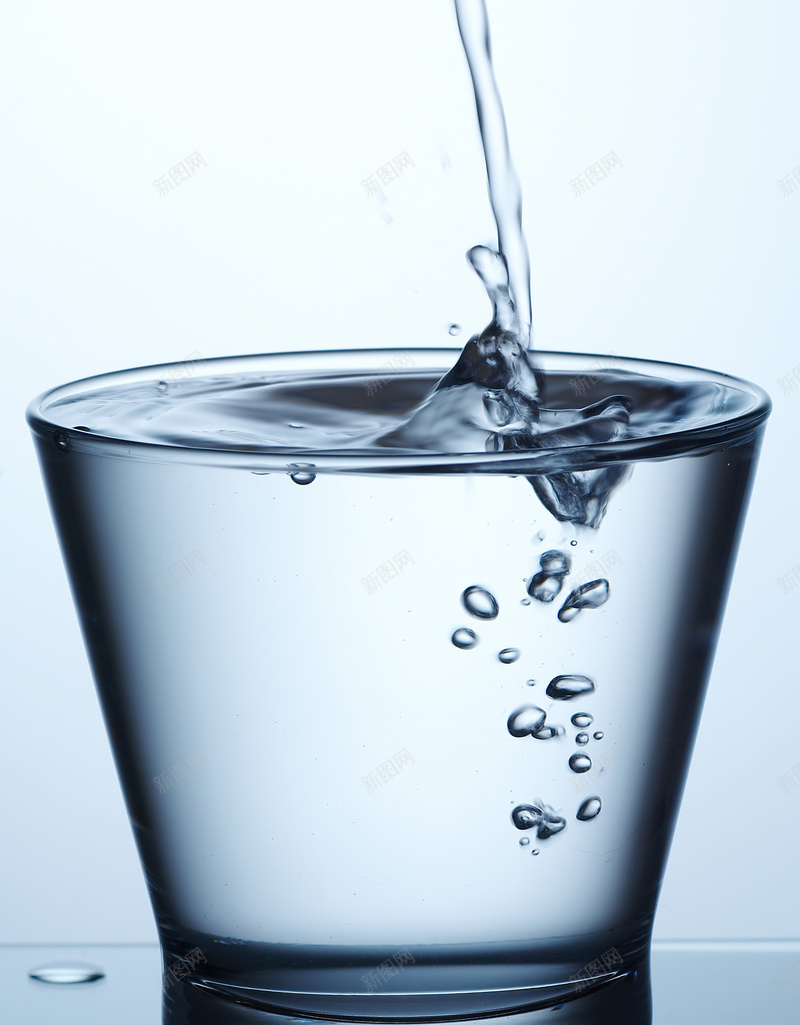 倒水纯净水背景素材jpg设计背景_88icon https://88icon.com 纯净水 天然 干净 纯净 饮料 PPT 蓝色 简约