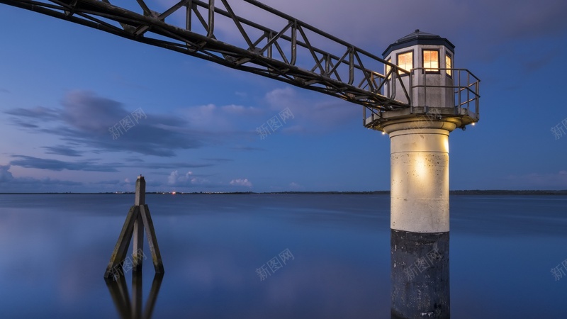 灯塔海边夜晚平静的水面天空jpg设计背景_88icon https://88icon.com 灯塔 海边 夜晚 平静的水面 天空
