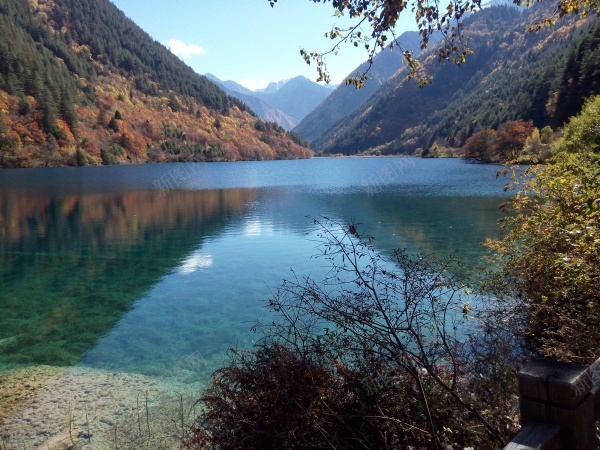 九寨沟清澈见底碧蓝色的湖水青山美景jpg_88icon https://88icon.com 九寨沟 清澈 湖水 美景 蓝色 青山