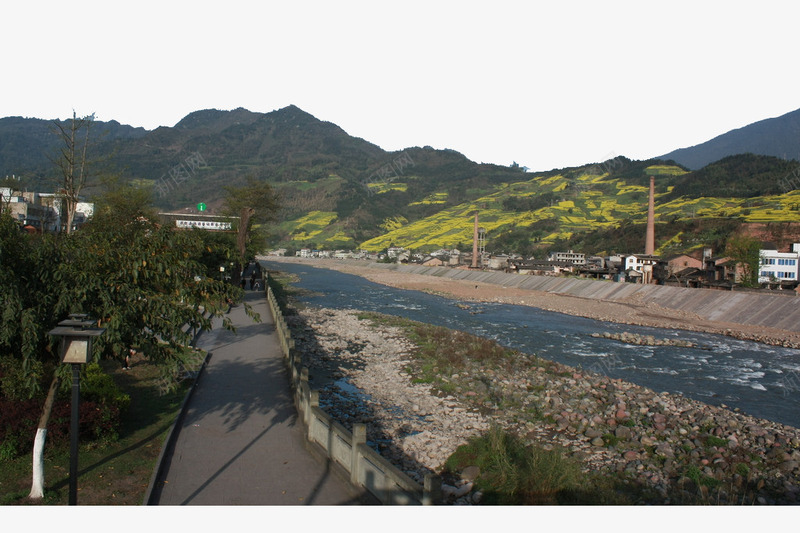 干涸的河流png免抠素材_88icon https://88icon.com 公路 城市 山峰 树木 河堤 河床 河流 自然风景 路面