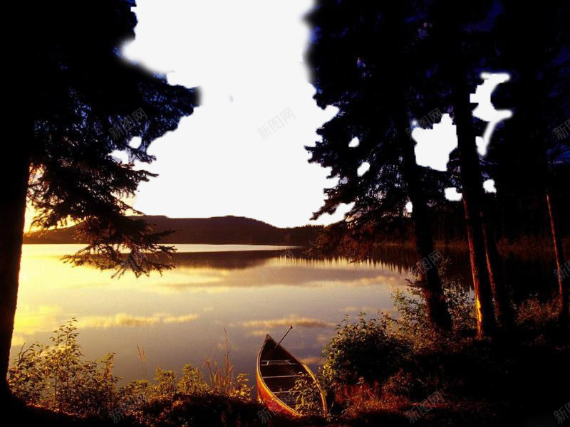 傍晚的河边png免抠素材_88icon https://88icon.com 仲夏夜 仲夏夜之梦 傍晚 夏天 夜晚 小船 山峰 树木 河流 河边