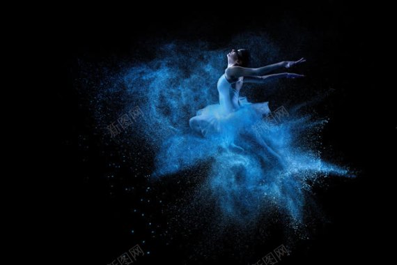 纯色背景芭蕾舞者蓝色烟雾效果合成背景