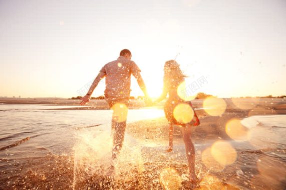 海滩上奔跑的情侣海报背景背景