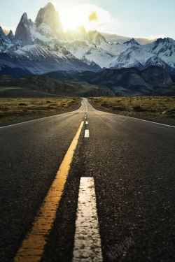 通往成功的道路通往天山的道路雪山巍峨屹立高清图片