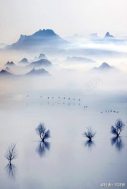 云雾缭绕的群山峻岭背景