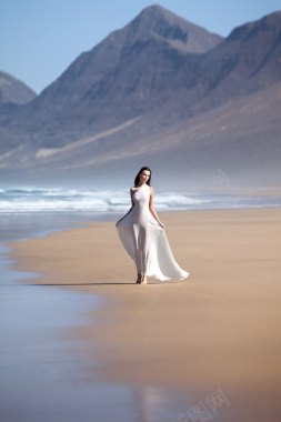 女性唯美写真白色裙子大山背景
