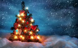 圣诞树高清图片雪夜发光的圣诞树雪景高清图片