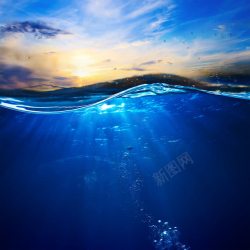 蓝色照片阳光下的蓝色水面高清图片