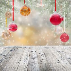 新年装饰品圣诞球与木板背景高清图片
