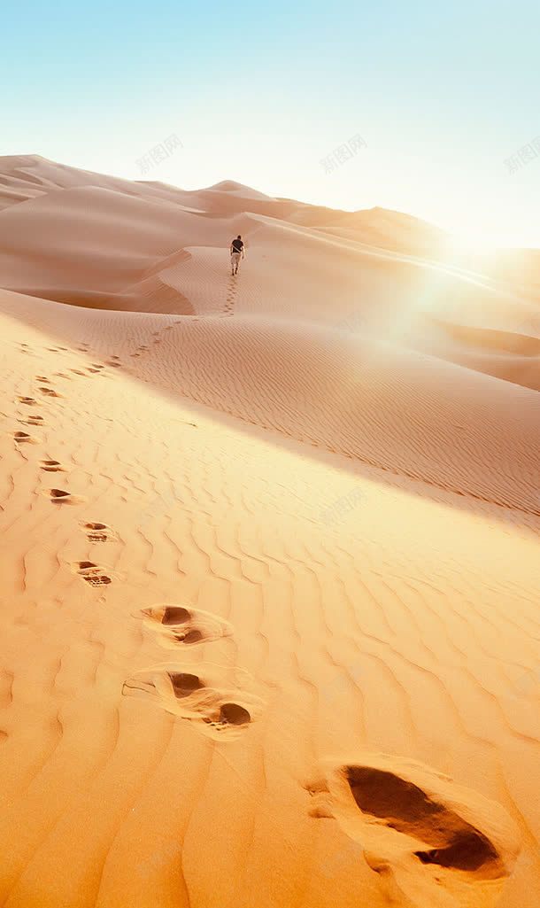蓝天下的沙漠脚印jpg设计背景_88icon https://88icon.com 一步一脚印 沙滩上的脚印图片 沙漠 沙漠俯视图 脚印 蓝天