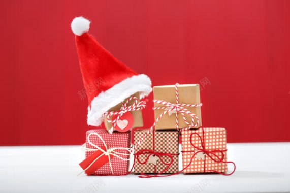 红色的圣诞节礼物与圣诞帽背景
