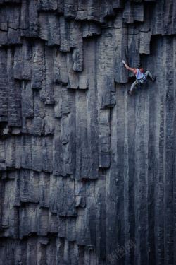 攀岩的孩子攀岩峭壁的男人运动高清图片
