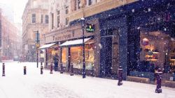 下雪街道冬季下雪的街道城市高清图片