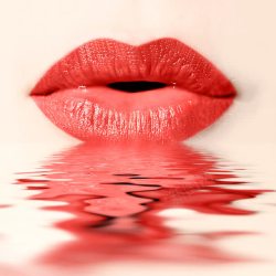 女人红嘴唇倒映在水中的红唇高清图片