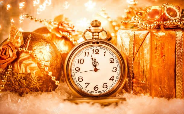 暖色调时钟金色怀表和圣诞球背景