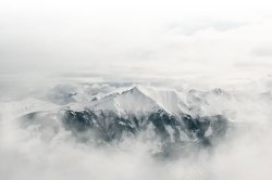 大雾大雾滂沱的雪山山峰高清图片