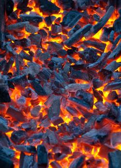 燃烧浓烟火光火红的木炭高清图片