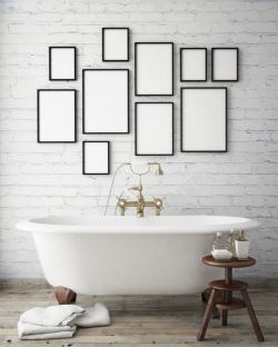 白毛巾浴缸和相框高清图片