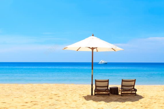 蓝色天空沙滩躺椅背景