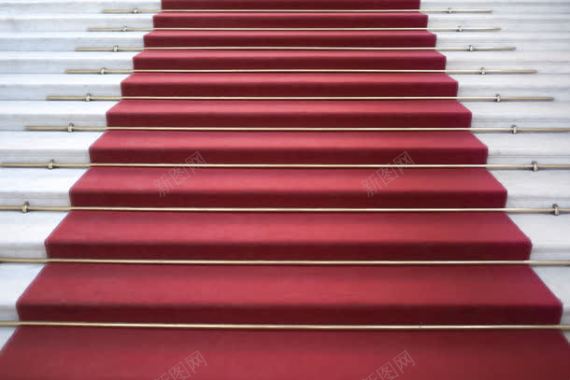 铺着红地毯的台阶背景