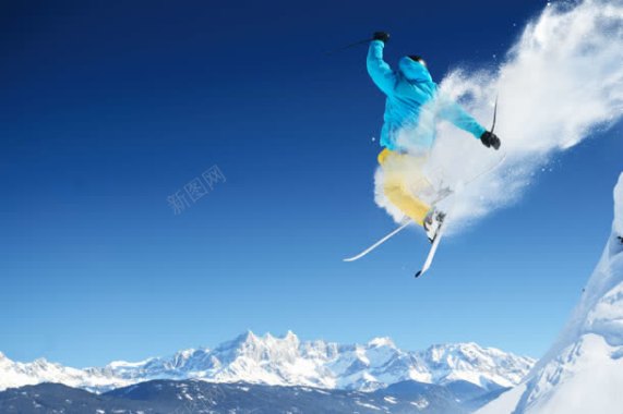 蓝天下滑雪的运动员背景