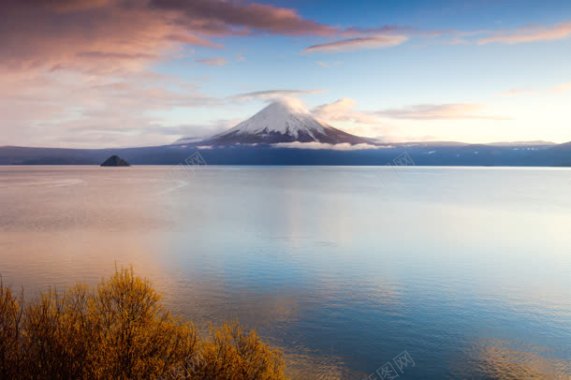 富士山旁的湖面海报背景背景