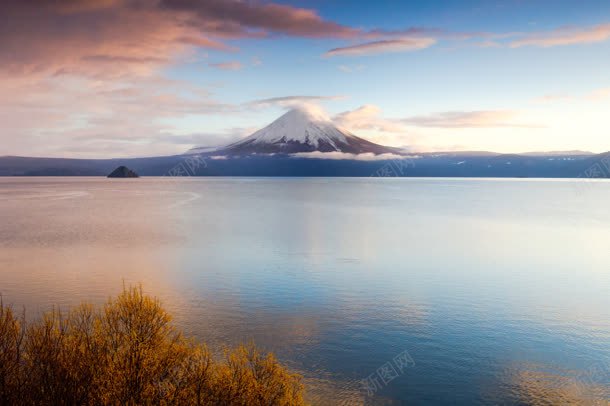 富士山旁的湖面海报背景jpg设计背景_88icon https://88icon.com 富士山 海报 湖面 美丽的富士山 背景